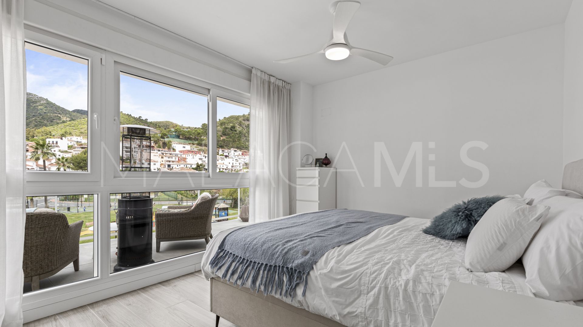 Buy penthouse in Benahavis with 3 bedrooms