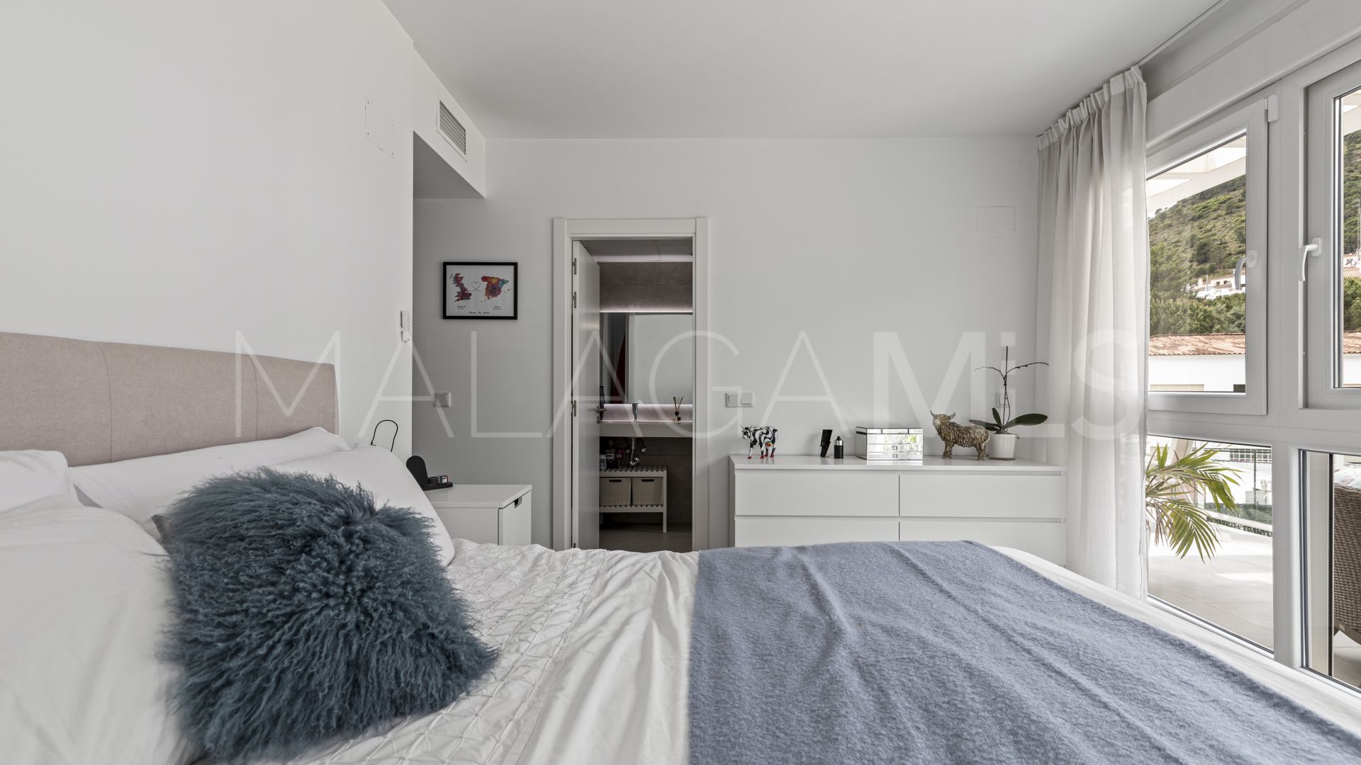 Buy penthouse in Benahavis with 3 bedrooms