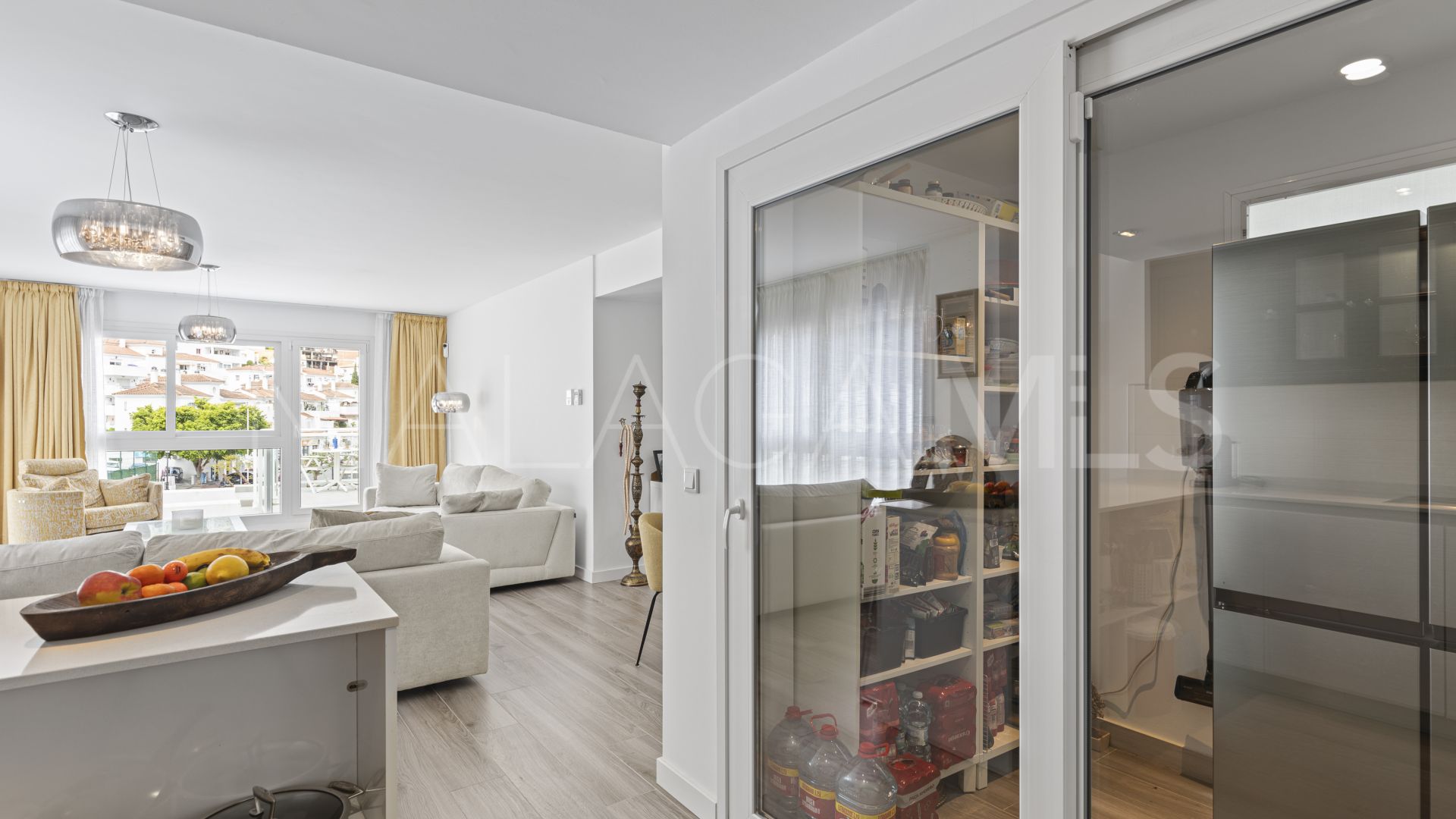 Buy penthouse in Benahavis with 3 bedrooms
