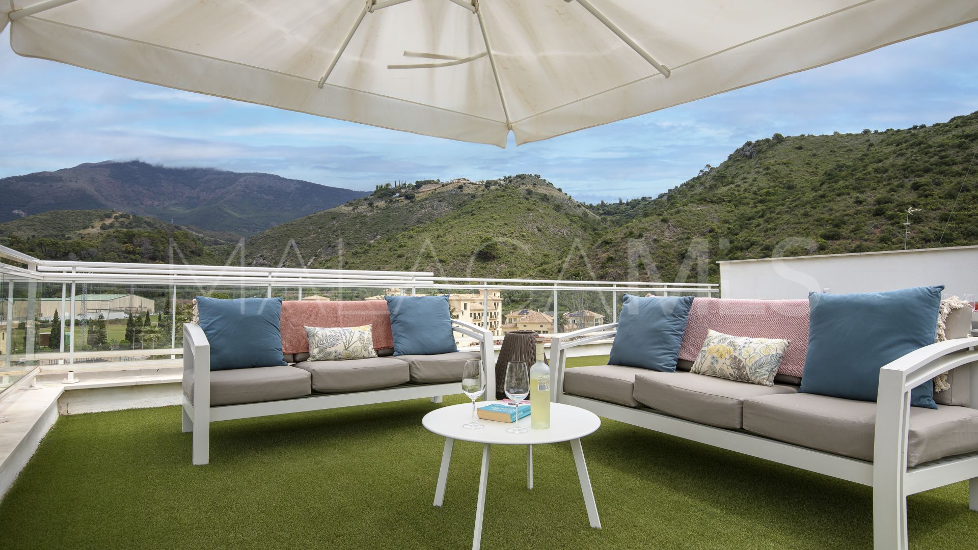 Buy penthouse in Benahavis with 3 bedrooms