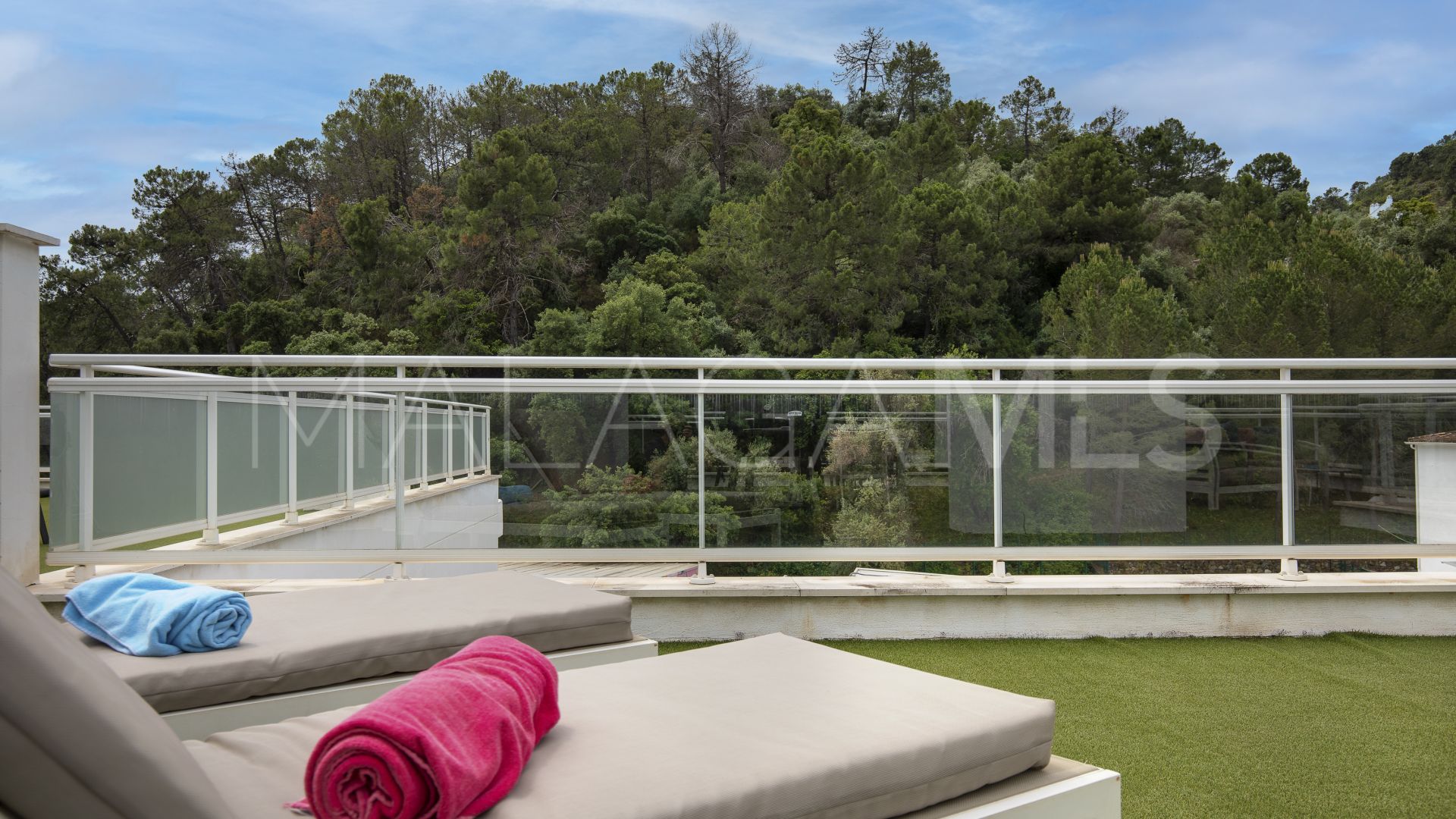 Buy penthouse in Benahavis with 3 bedrooms