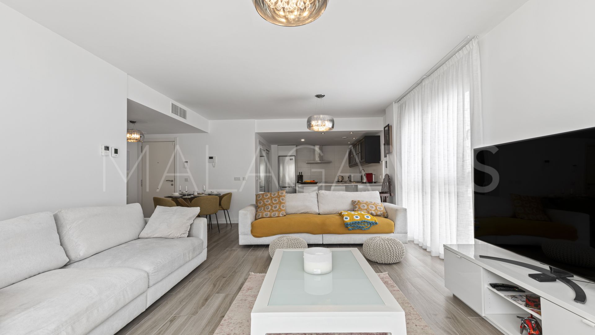 Buy penthouse in Benahavis with 3 bedrooms