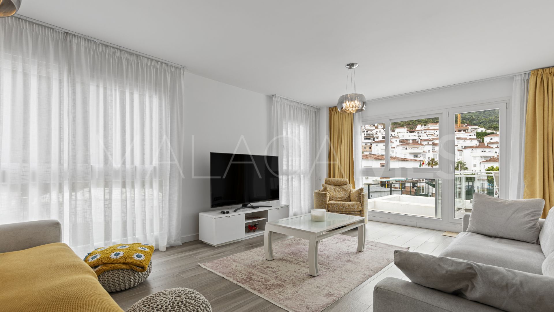 Buy penthouse in Benahavis with 3 bedrooms