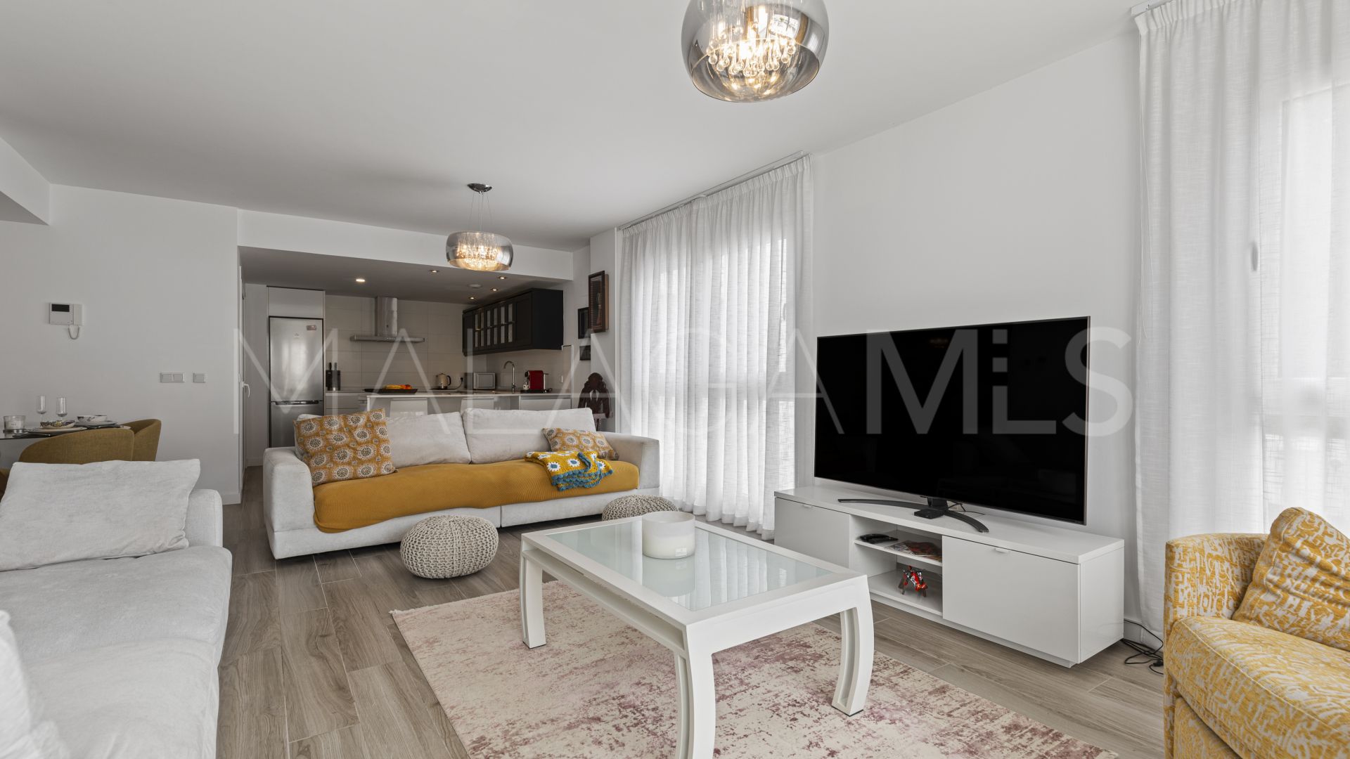 Buy penthouse in Benahavis with 3 bedrooms