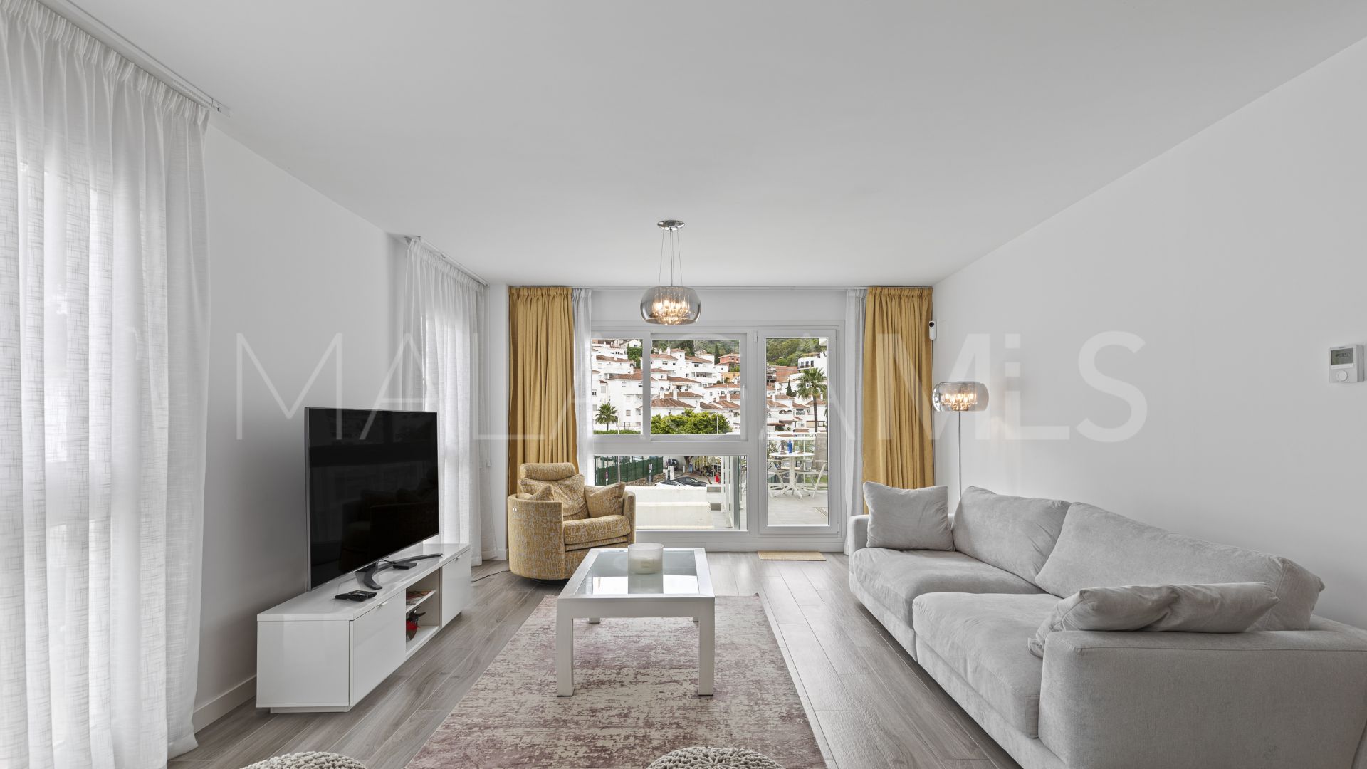 Buy penthouse in Benahavis with 3 bedrooms