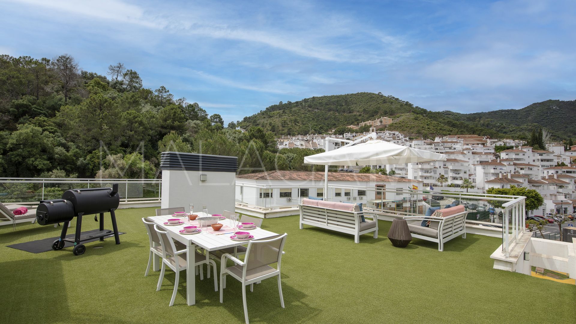 Buy penthouse in Benahavis with 3 bedrooms
