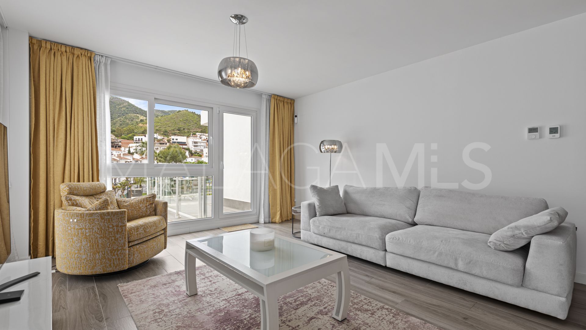 Buy penthouse in Benahavis with 3 bedrooms