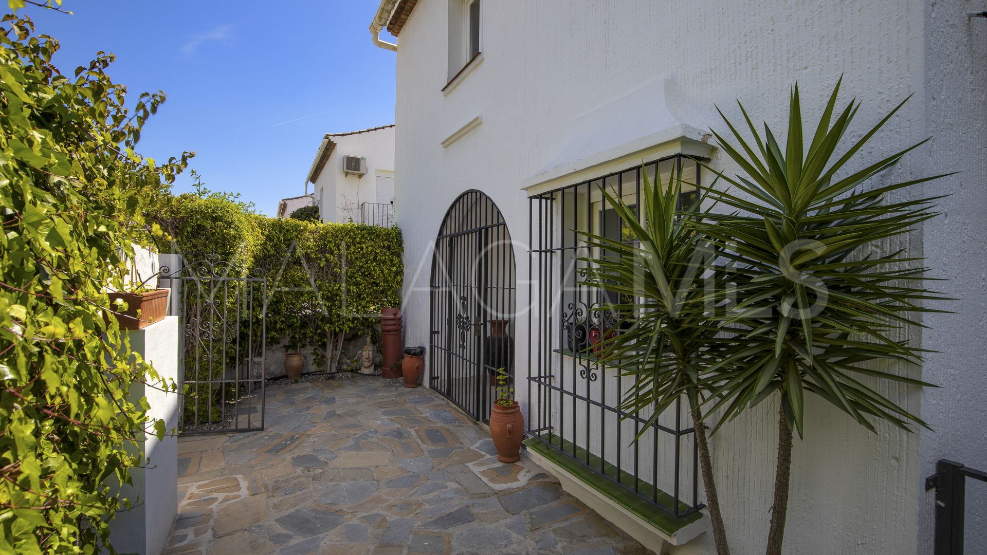 Villa for sale in Estepona