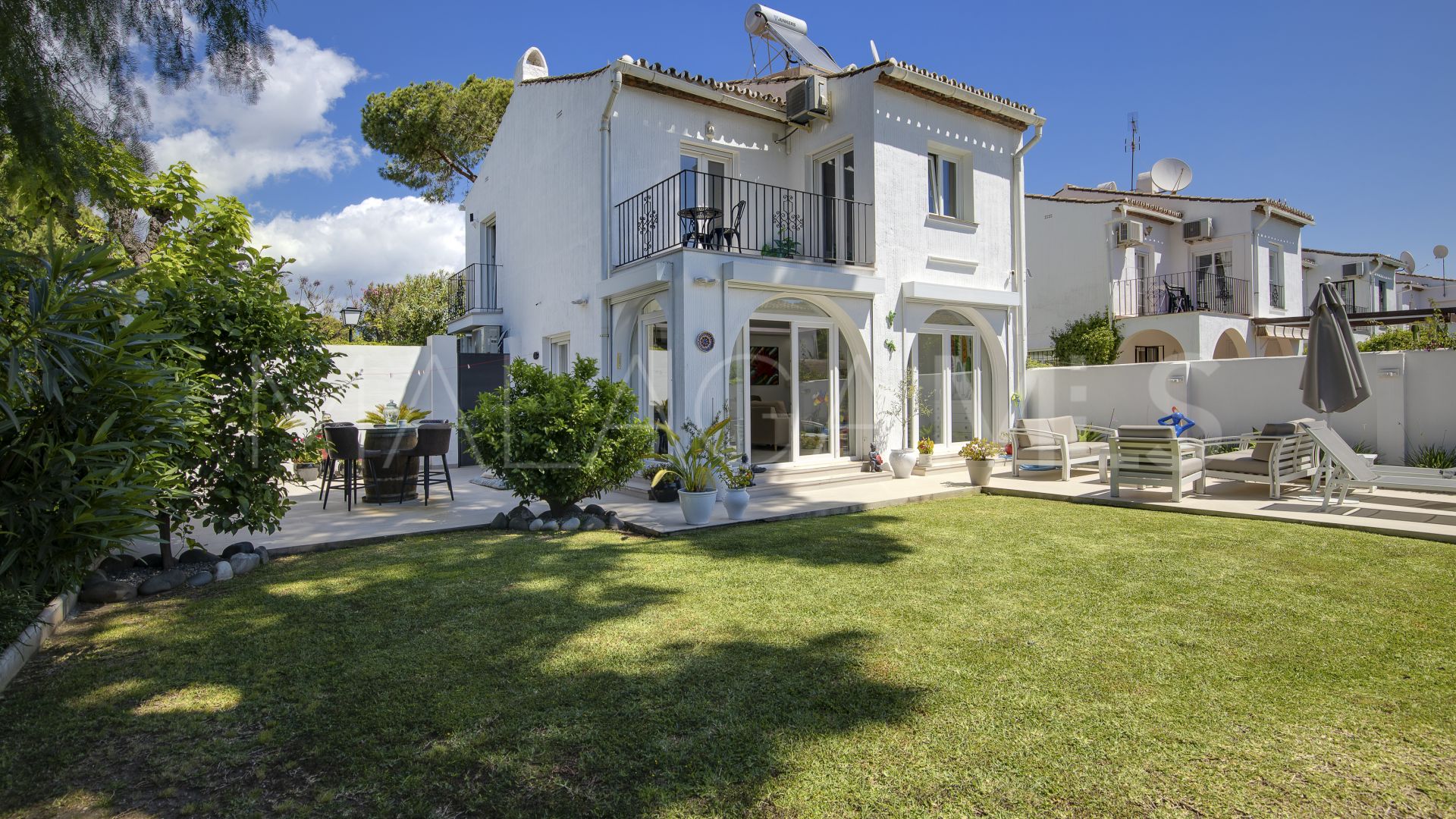 Villa for sale in Estepona
