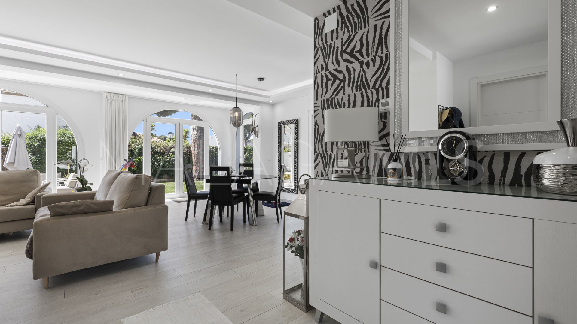 Villa for sale in Estepona