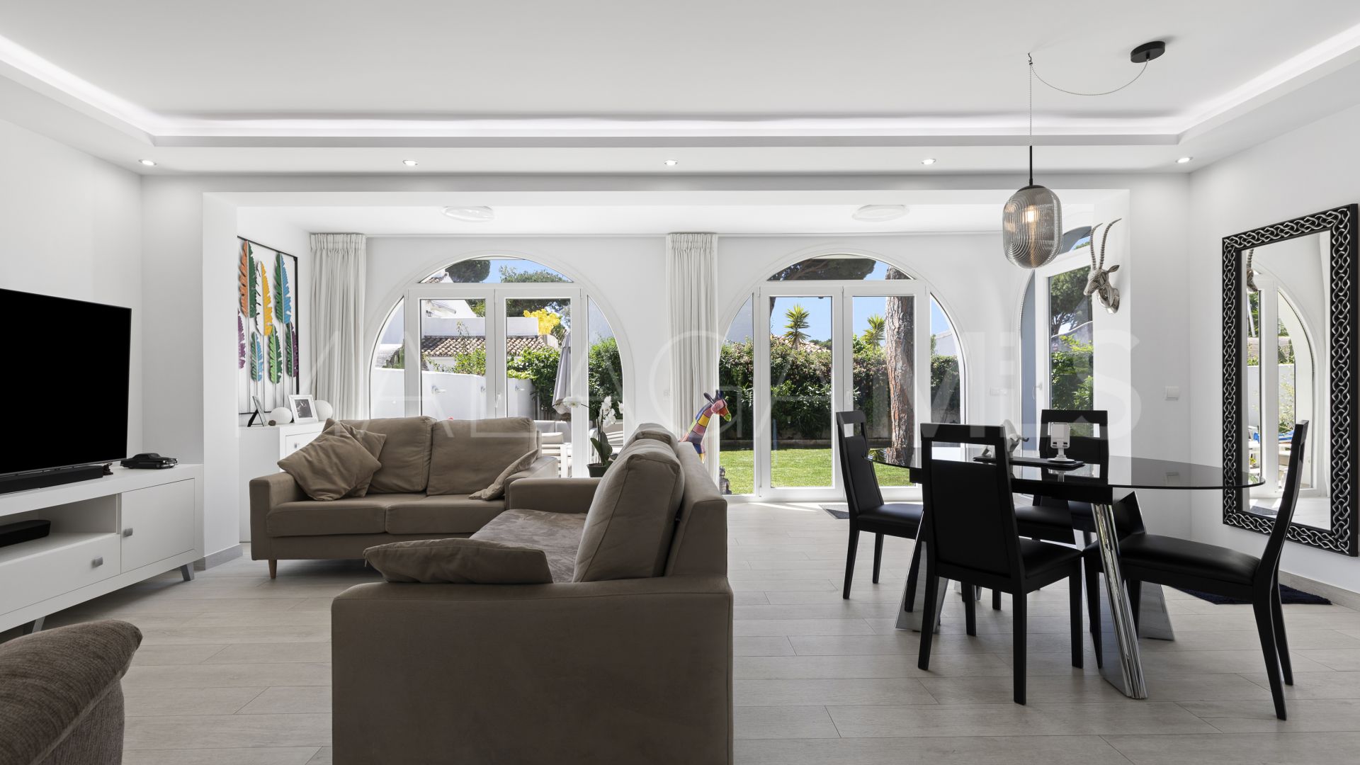Villa for sale in Estepona
