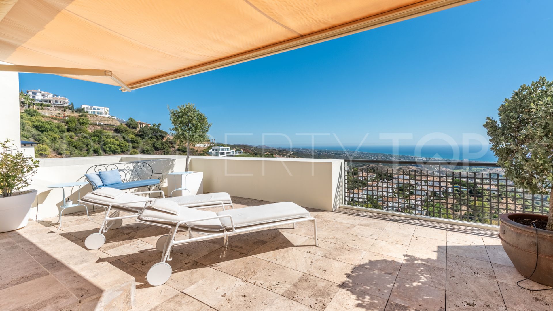 Penthouse for sale in Los Monteros Hill Club with 3 bedrooms