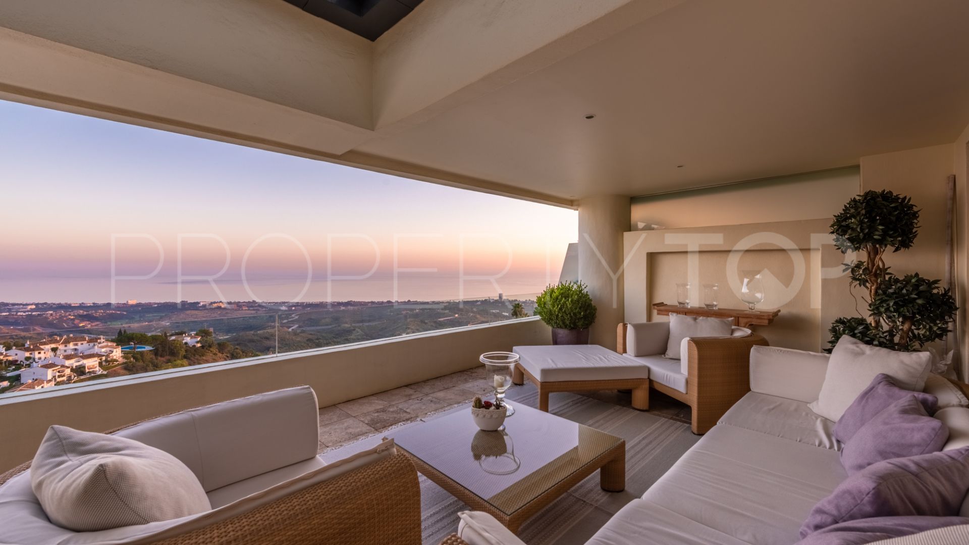 Penthouse for sale in Los Monteros Hill Club with 3 bedrooms