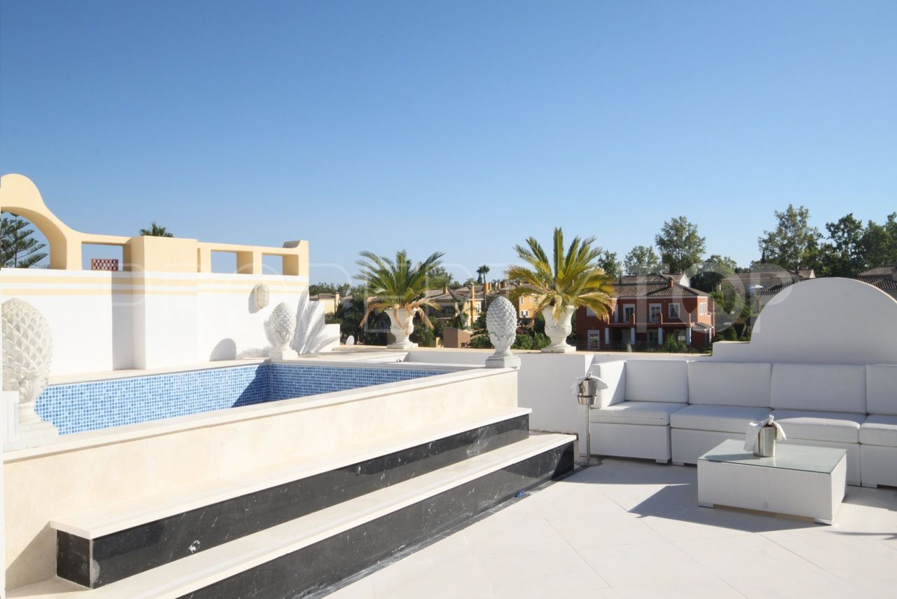 For sale penthouse with 2 bedrooms in Guadalmina Alta