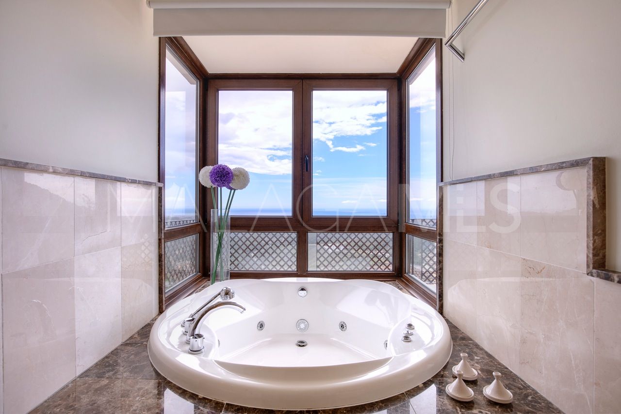 Villa for sale in Benahavis