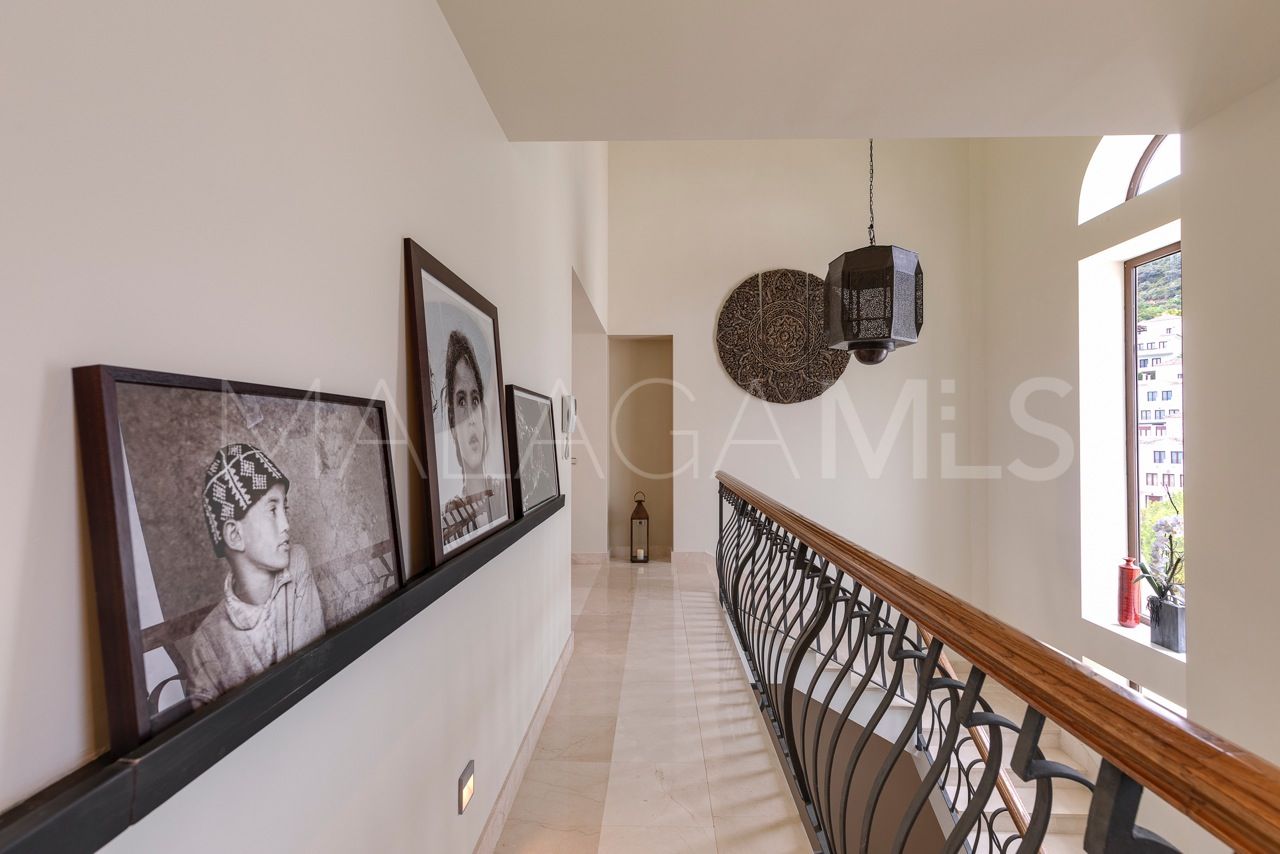 Villa for sale in Benahavis