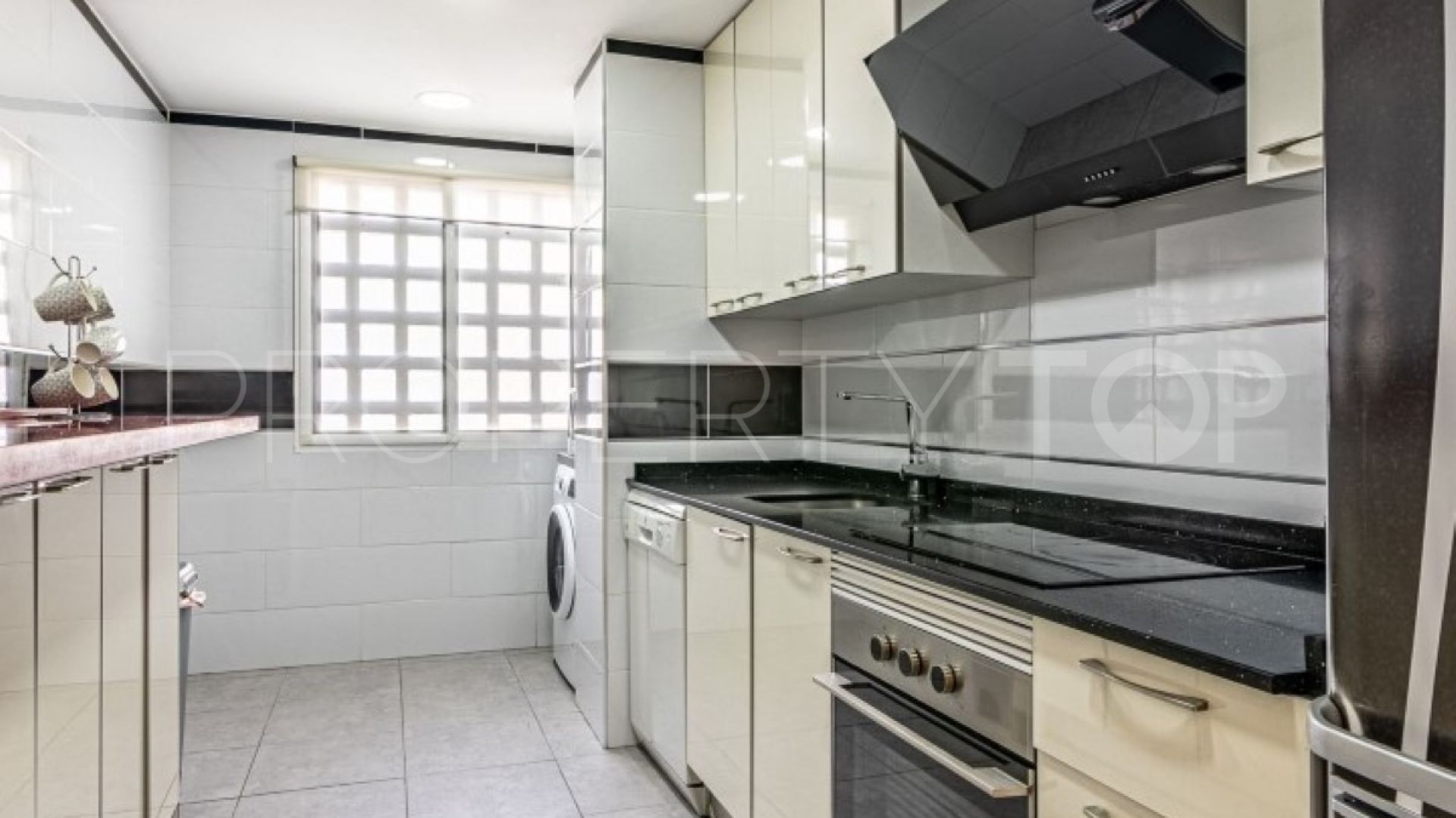 Se vende apartamento con 4 dormitorios en La Dama de Noche