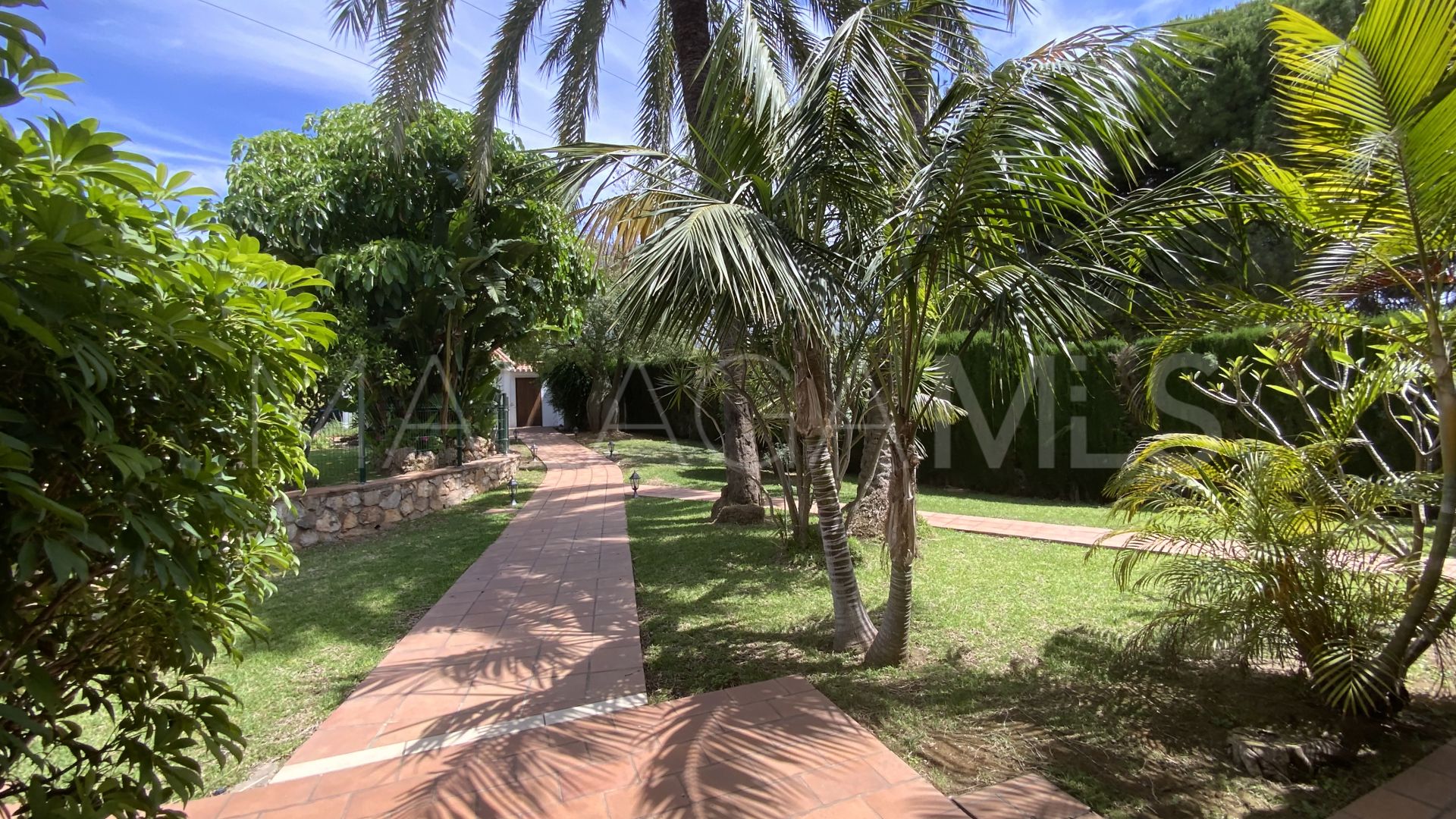 Buy villa in El Mirador with 6 bedrooms