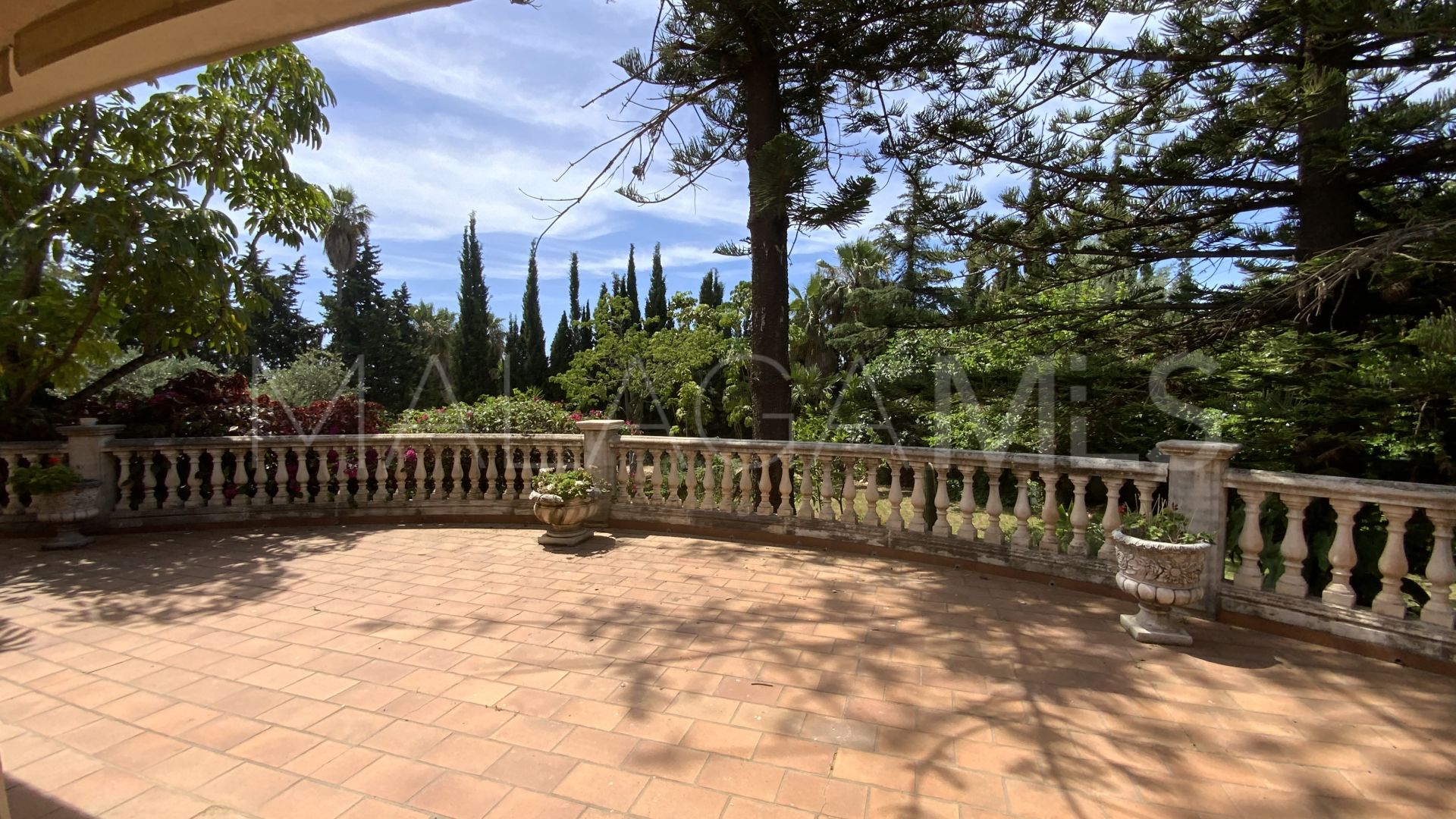 Buy villa in El Mirador with 6 bedrooms