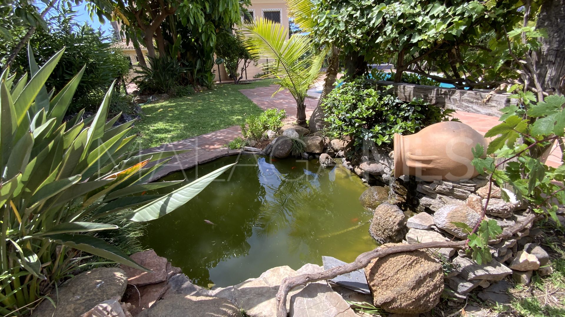 Buy villa in El Mirador with 6 bedrooms