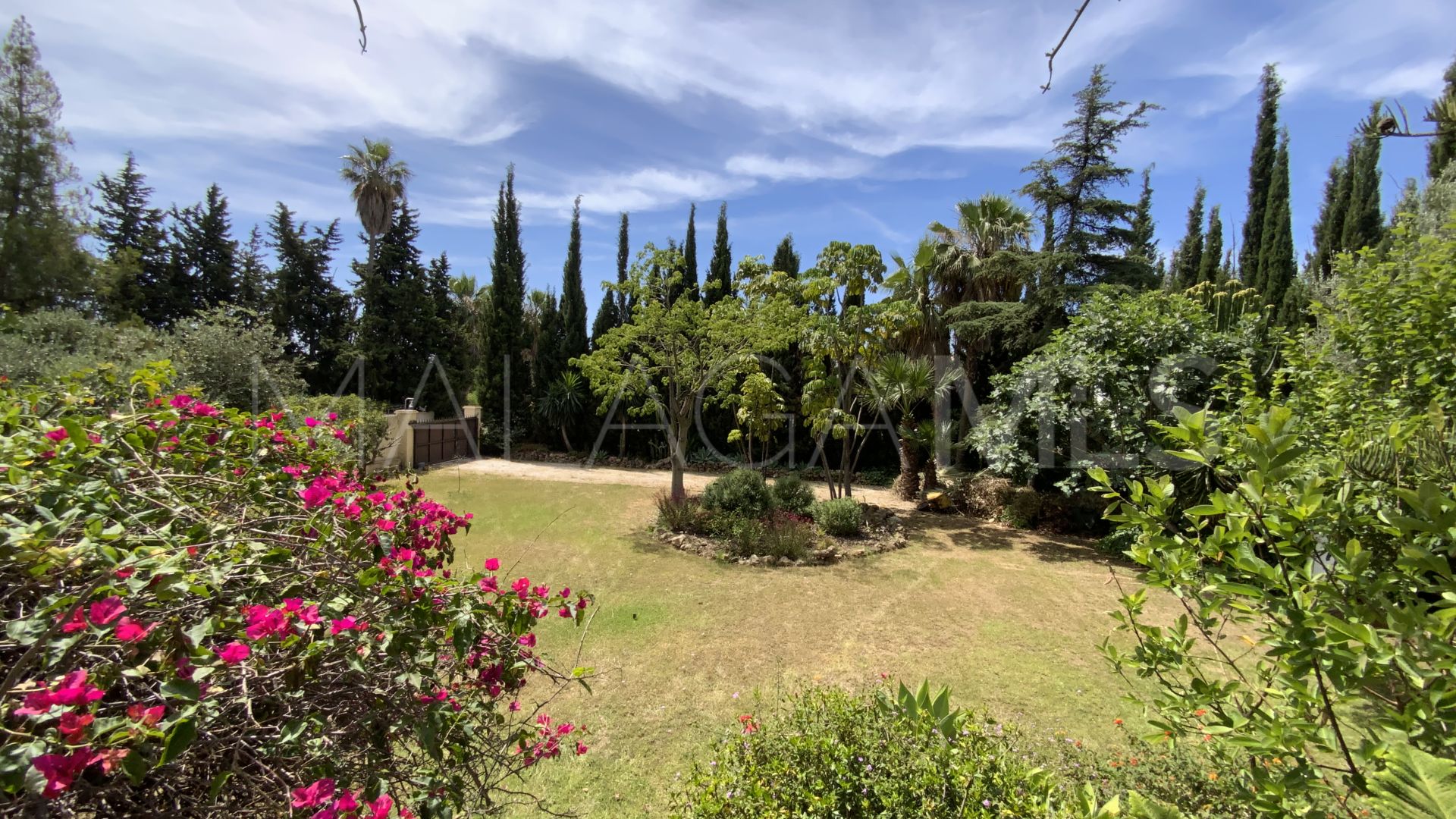 Buy villa in El Mirador with 6 bedrooms