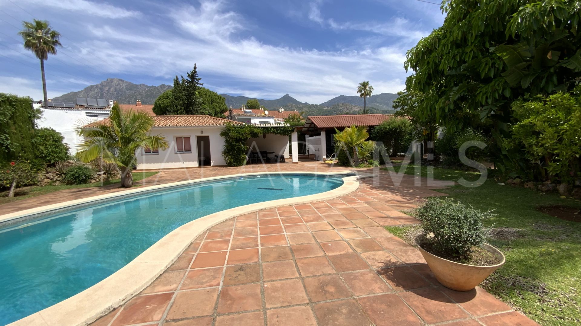 Buy villa in El Mirador with 6 bedrooms