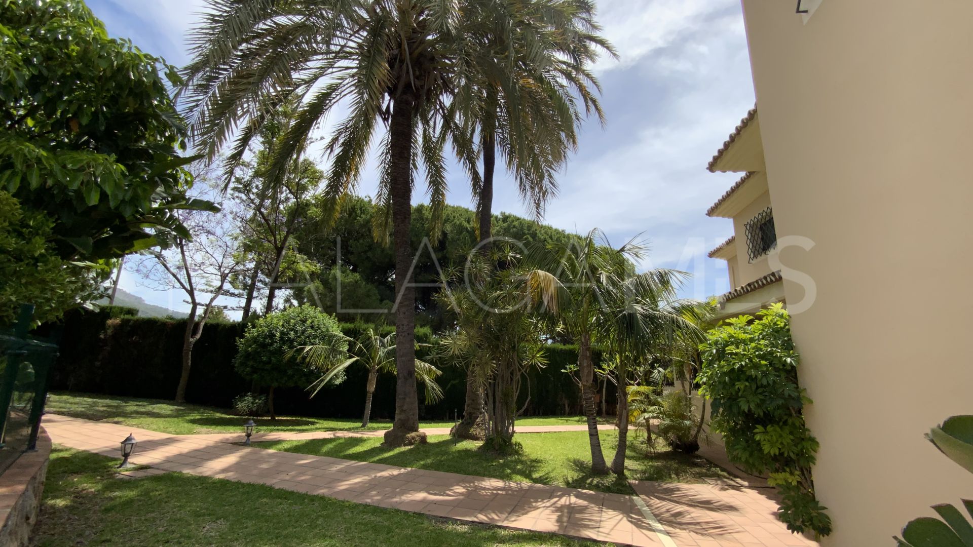 Buy villa in El Mirador with 6 bedrooms