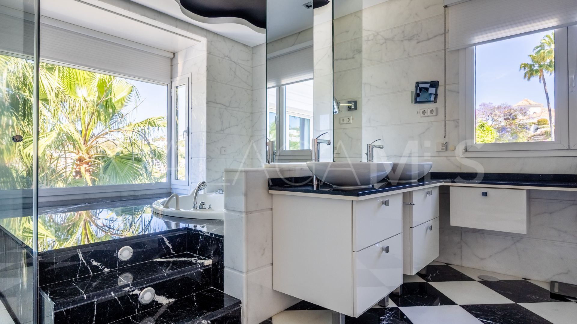 Villa for sale in Benahavis Centro