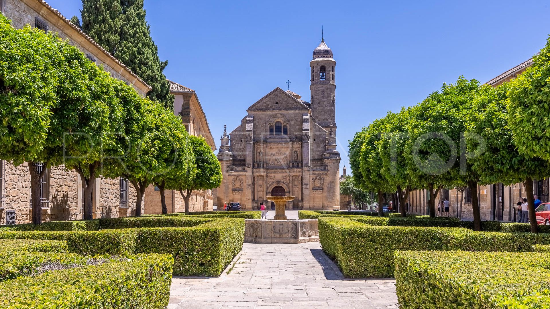 Se vende pareado de 6 dormitorios en Úbeda