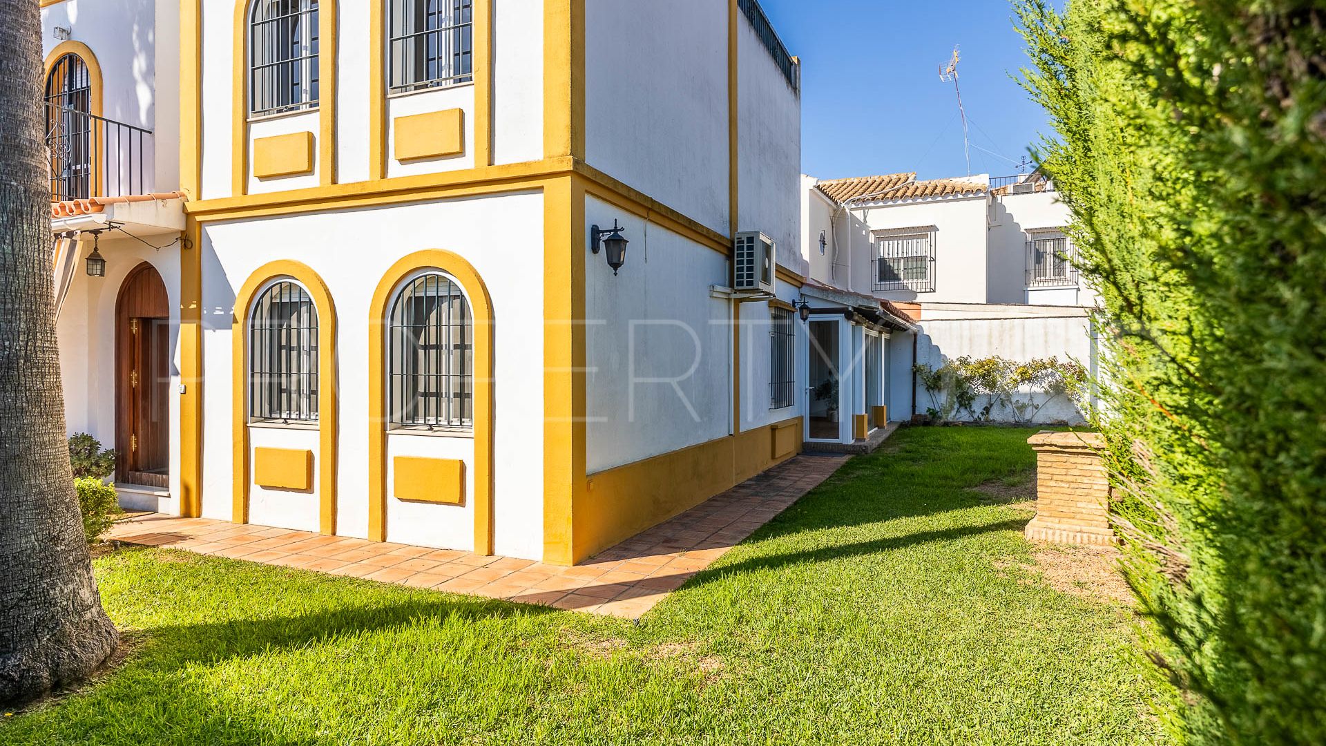 For sale semi detached house with 5 bedrooms in Sanlucar la Mayor