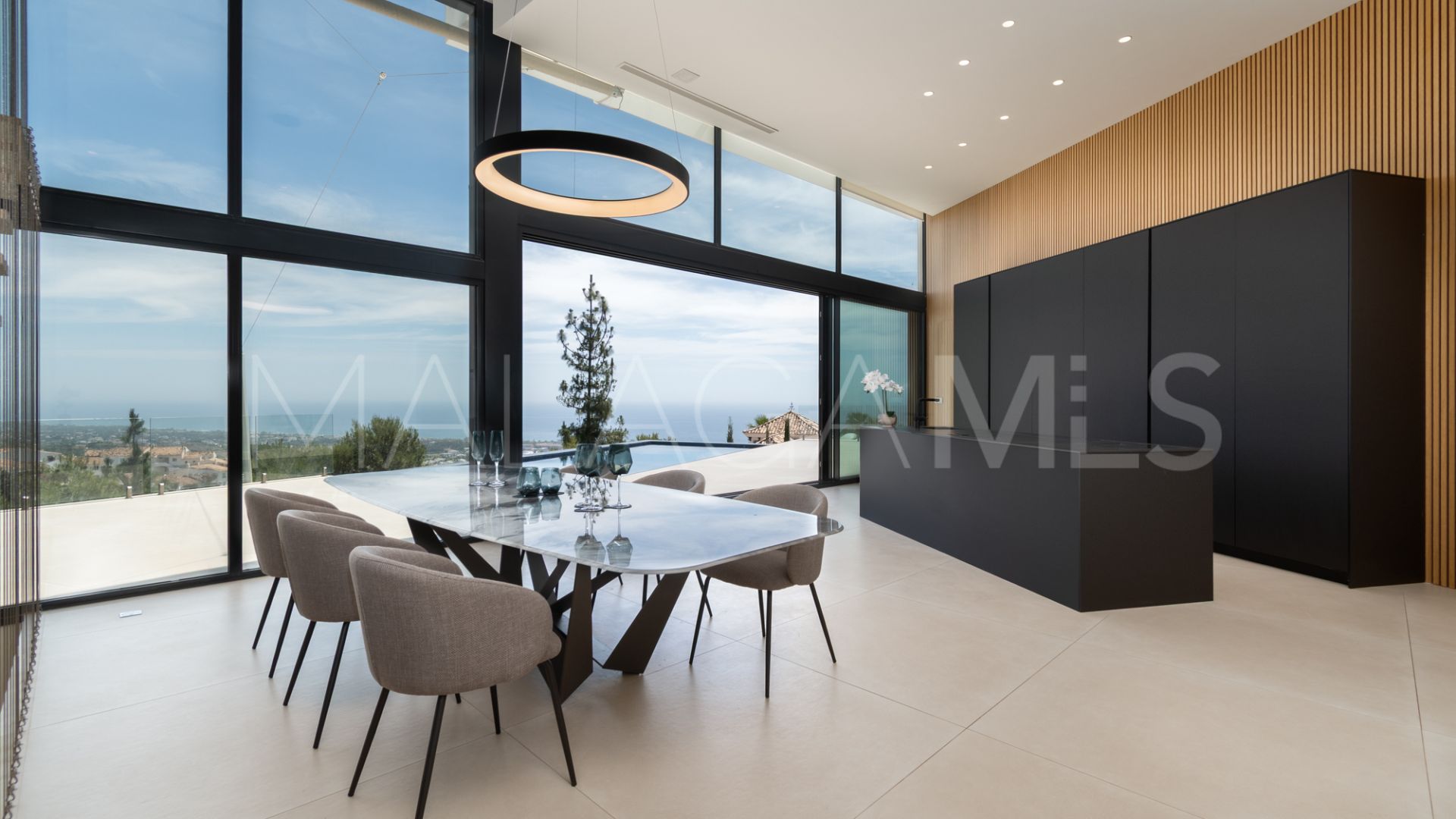 Se vende villa in Los Altos de los Monteros de 4 bedrooms