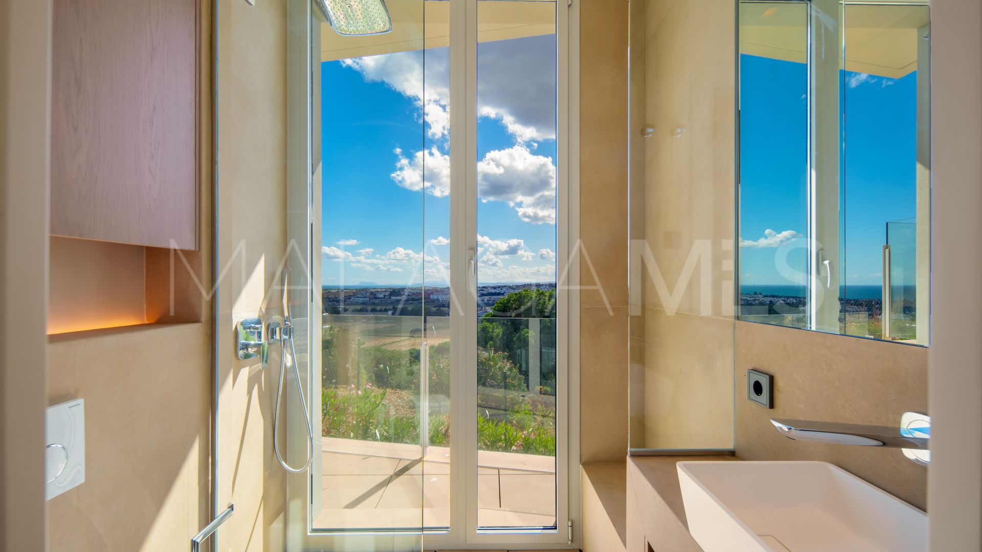 Villa for sale in Nueva Andalucia