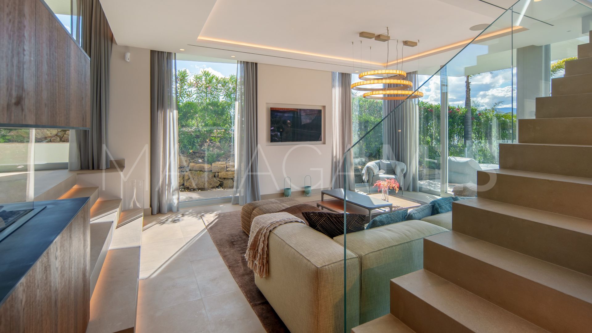 Villa for sale in Nueva Andalucia