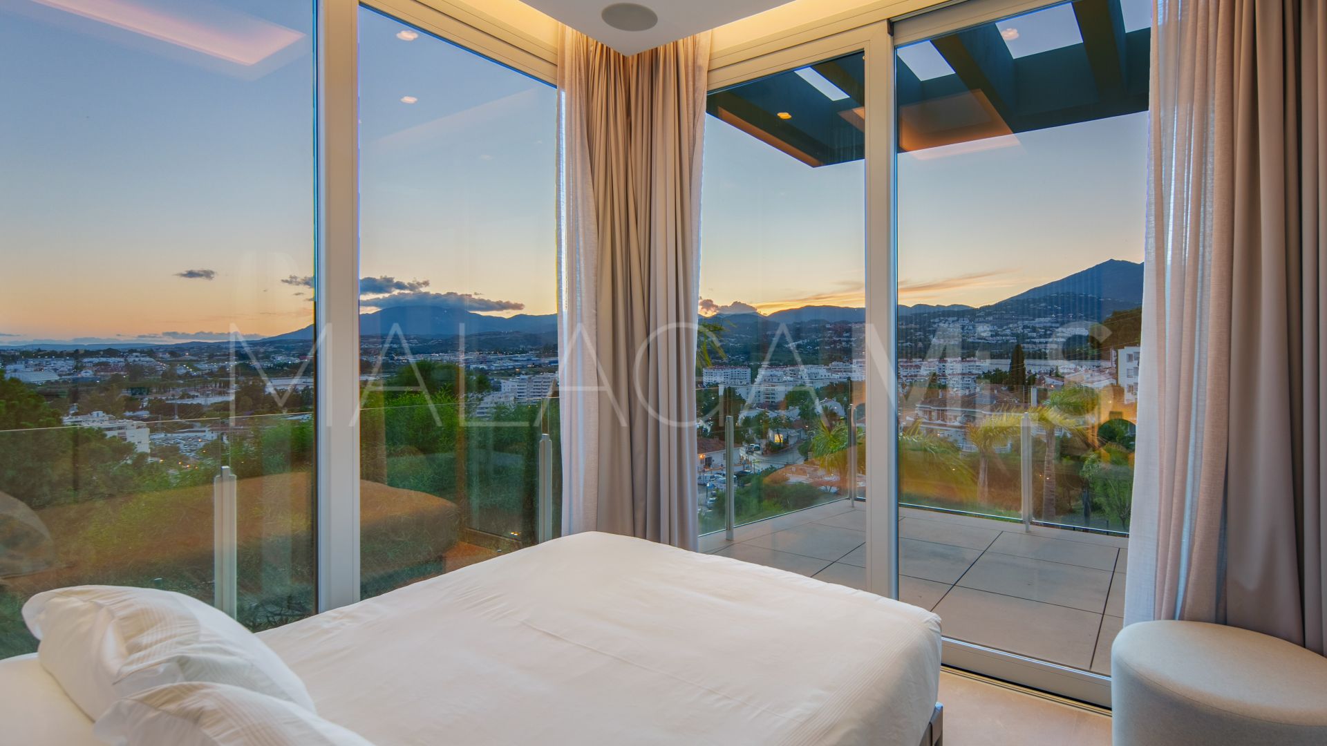 Villa for sale in Nueva Andalucia