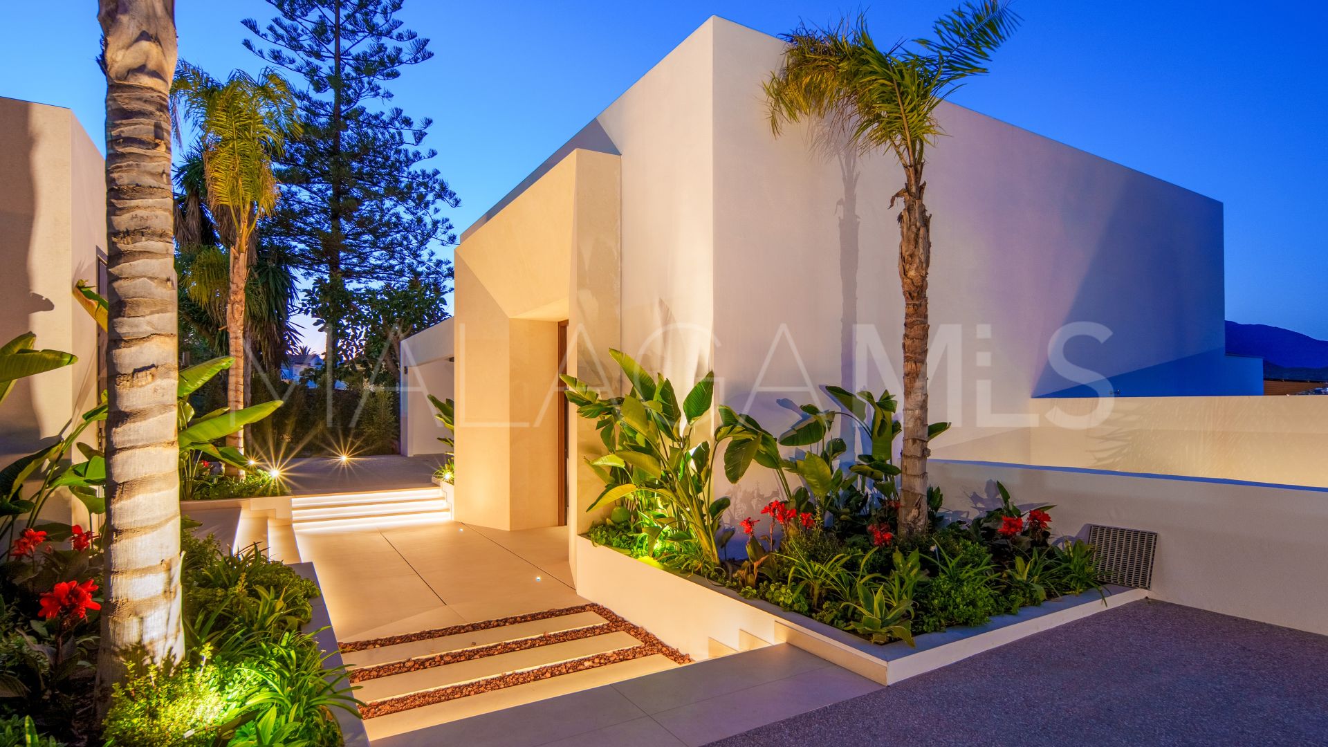 Villa for sale in Nueva Andalucia