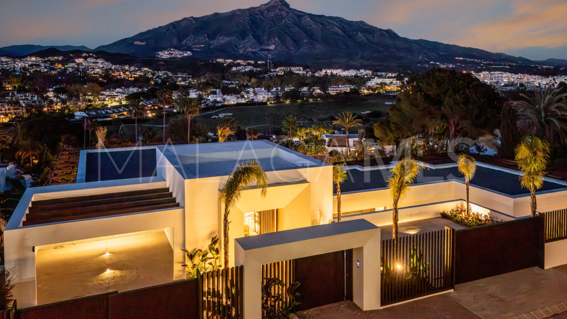 Villa for sale in Nueva Andalucia