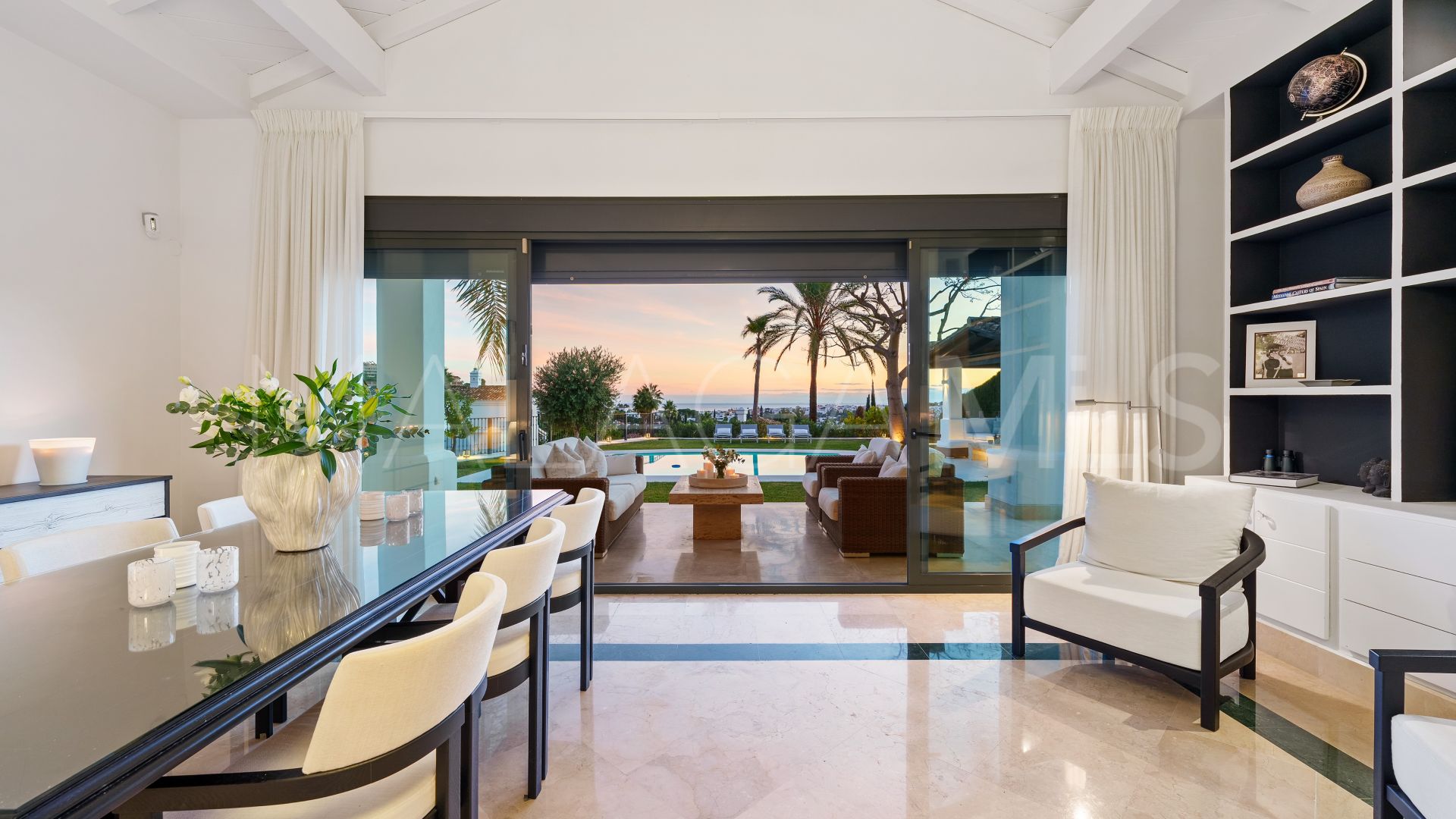 Villa for sale in Nueva Andalucia