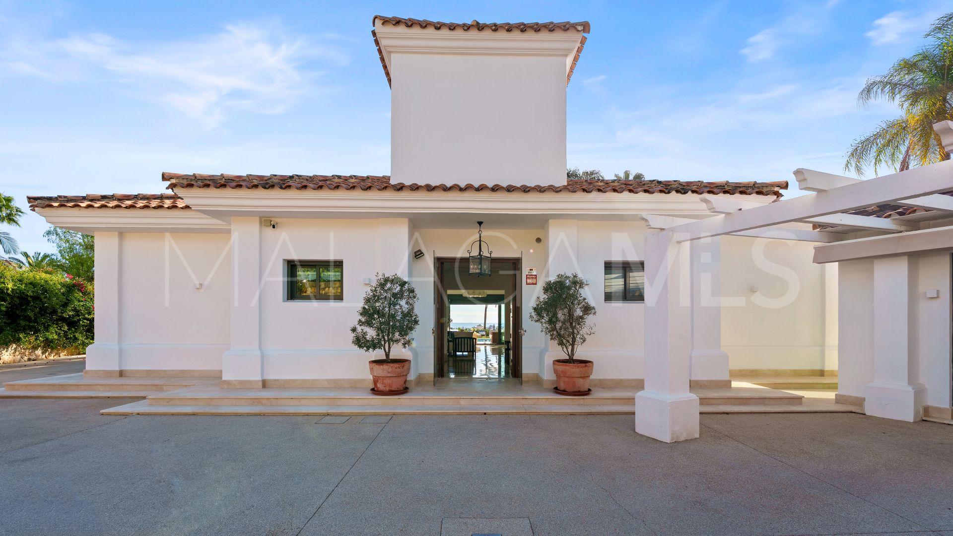 Villa for sale in Nueva Andalucia