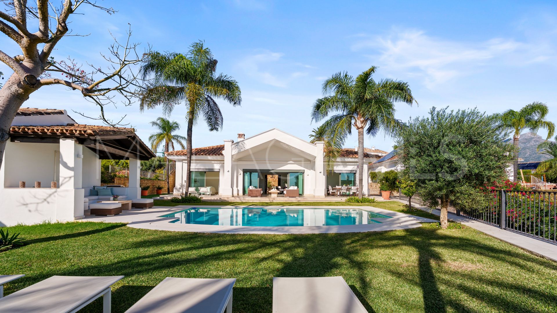 Villa for sale in Nueva Andalucia