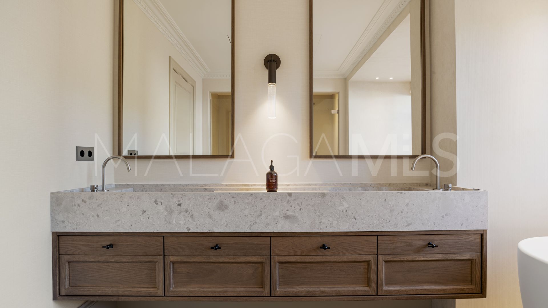 5 bedrooms villa in Nueva Andalucia for sale