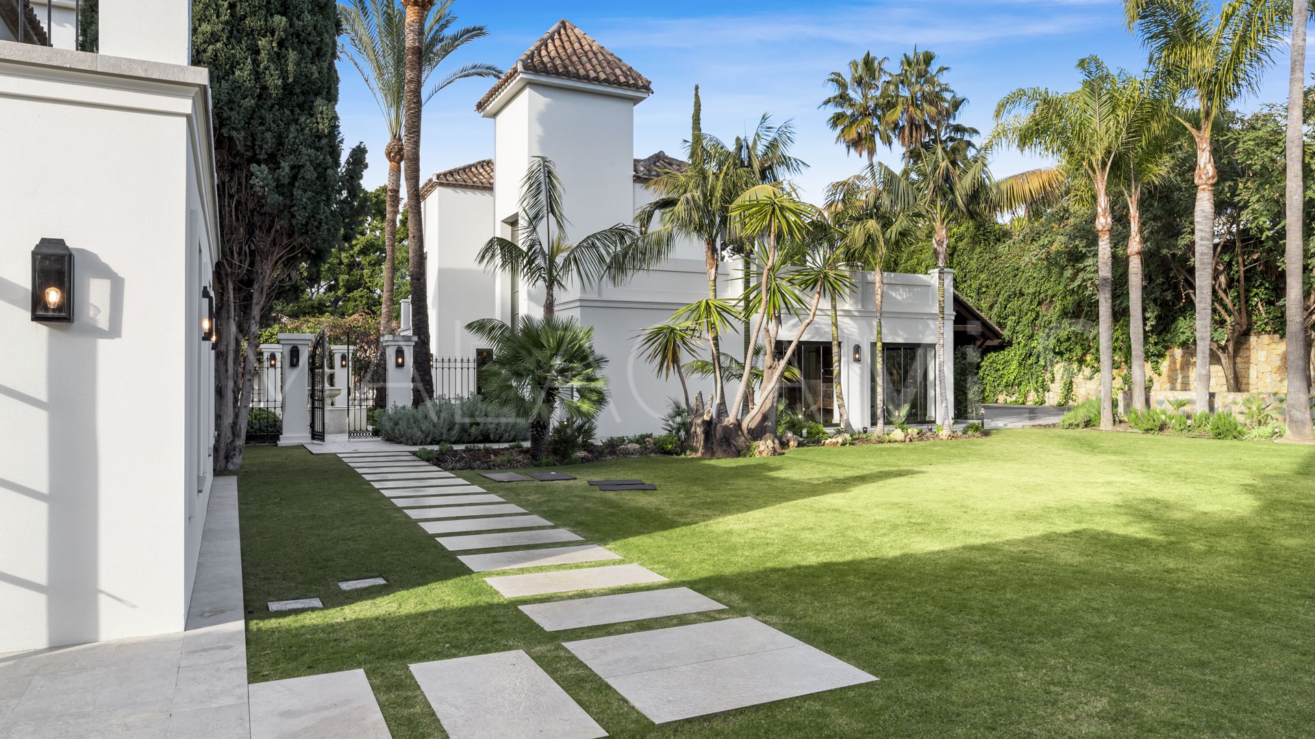 5 bedrooms villa in Nueva Andalucia for sale