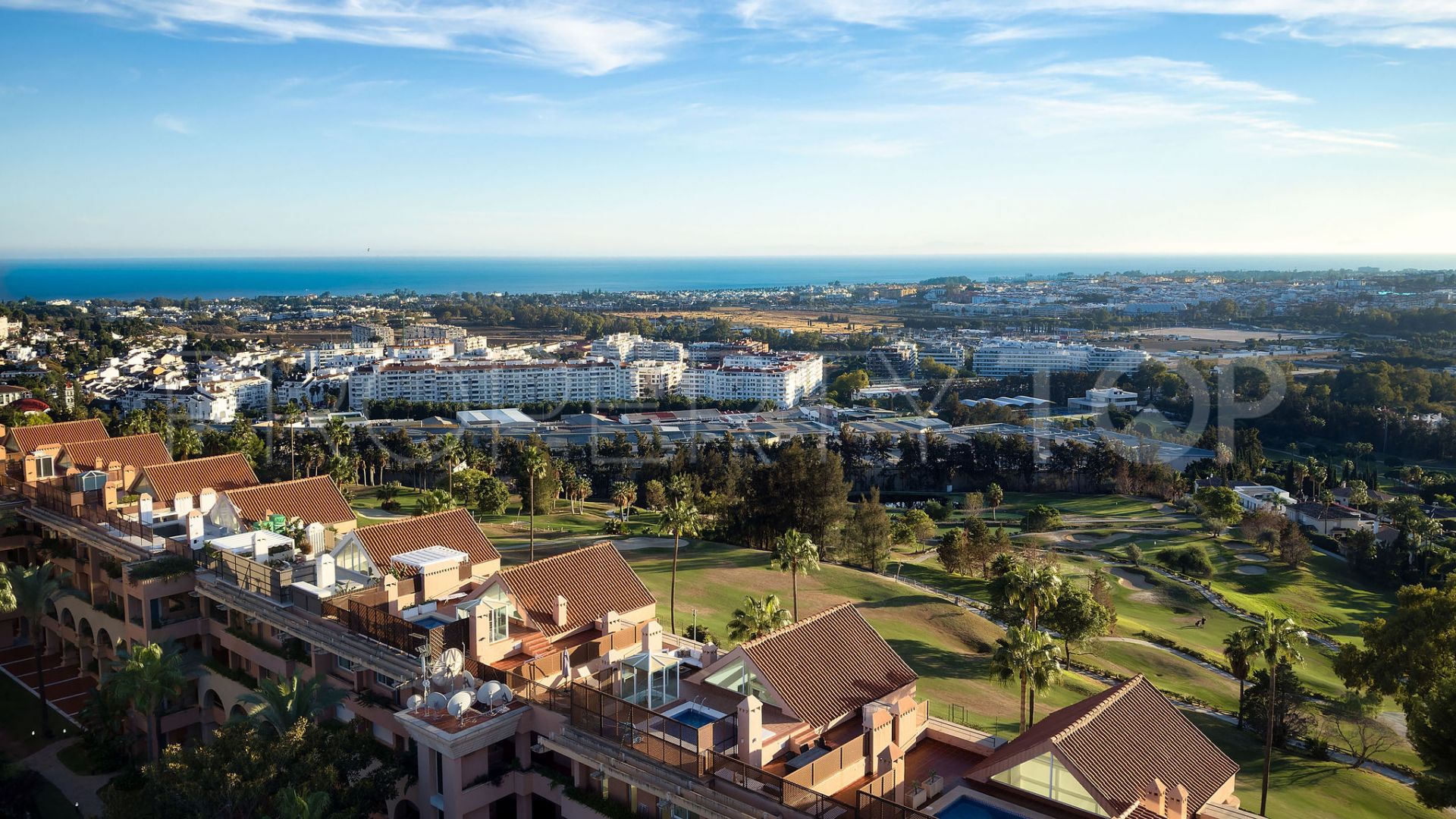 Atico duplex en venta con 3 dormitorios en Magna Marbella