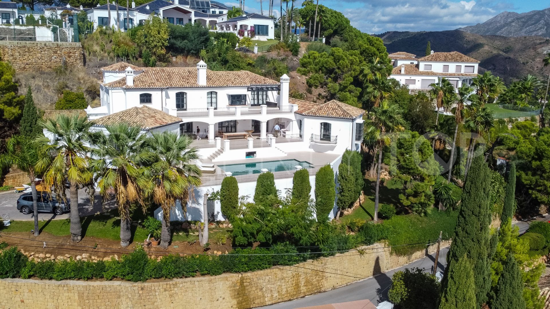 For sale El Madroñal villa with 5 bedrooms