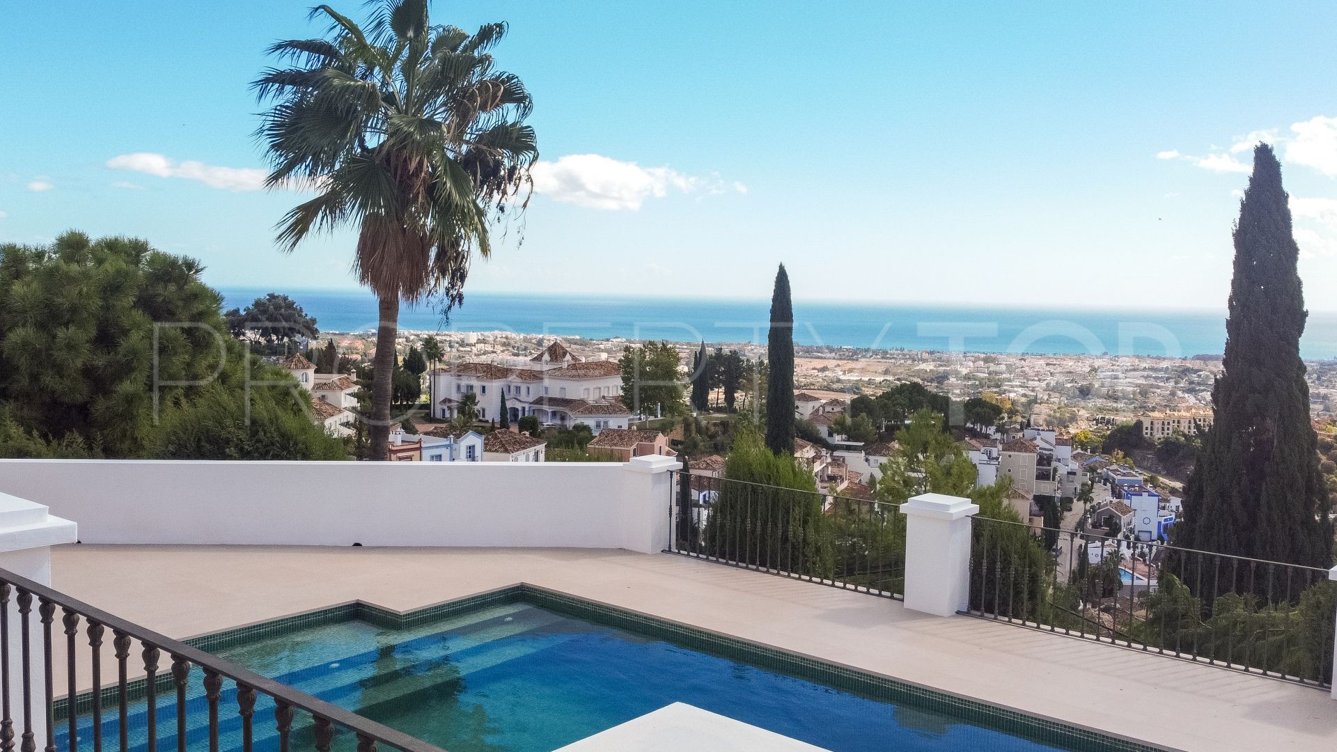 For sale El Madroñal villa with 5 bedrooms