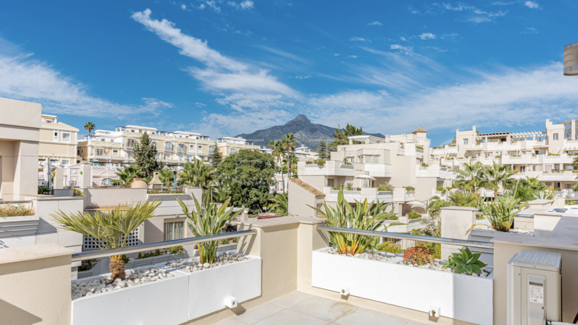 For sale penthouse in Fuente Aloha with 3 bedrooms