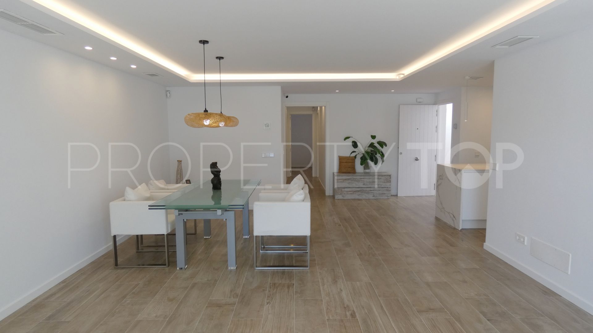 Ground floor apartment with 4 bedrooms for sale in Roca Llisa