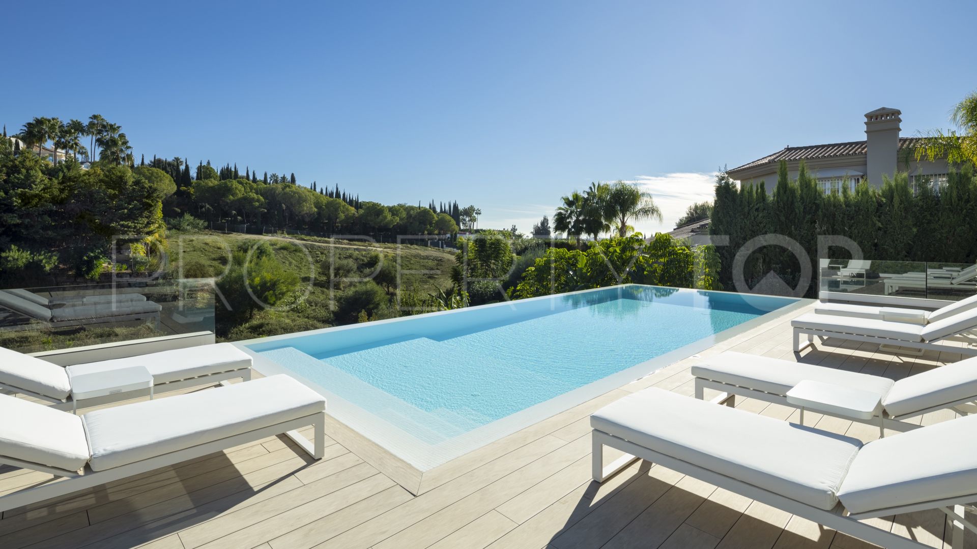 Villa a la venta con 5 dormitorios en Nueva Andalucia