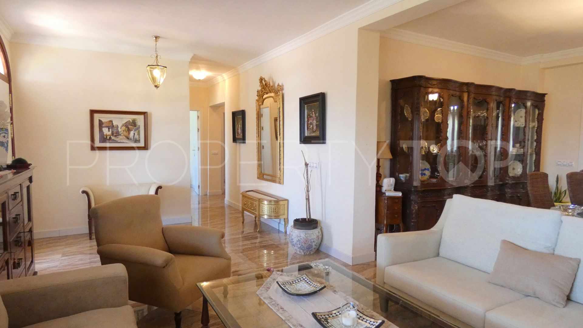 Villa for sale in Elviria Playa with 4 bedrooms