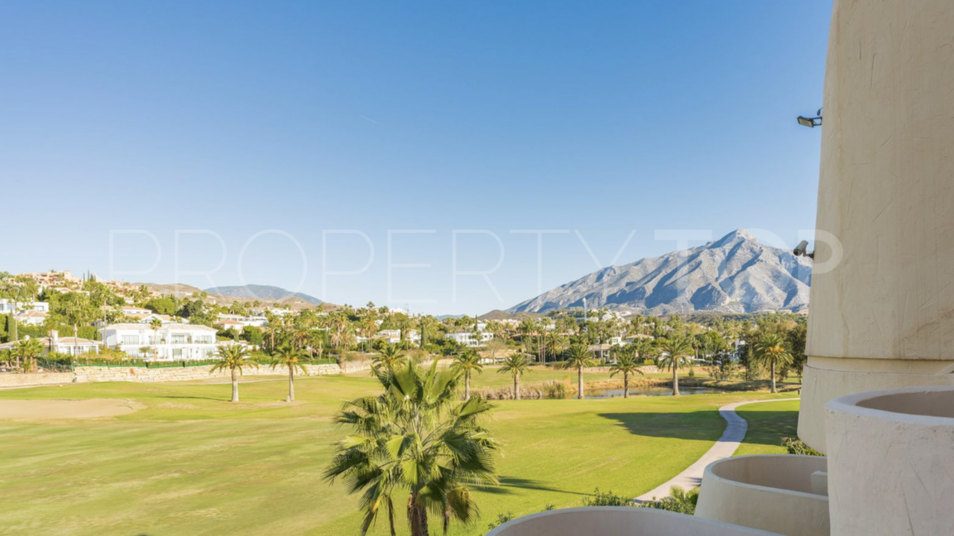 For sale penthouse in Country Club Las Brisas