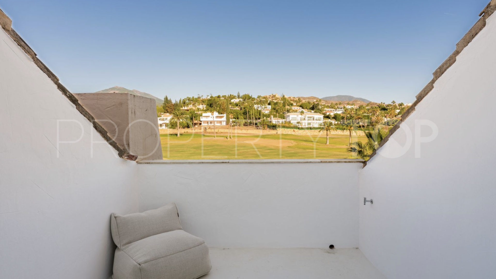 For sale penthouse in Country Club Las Brisas